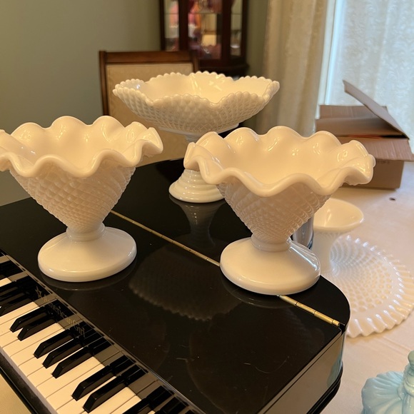 Set of 2  vintage westmorland Milk glass compotes small - Picture 4 of 5